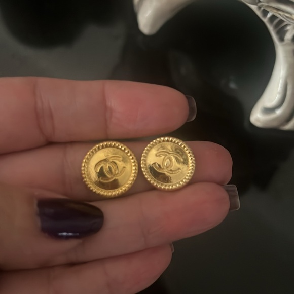 Auth. CHANEL Goldtone Buttons (Earrings) - Picture 5 of 9